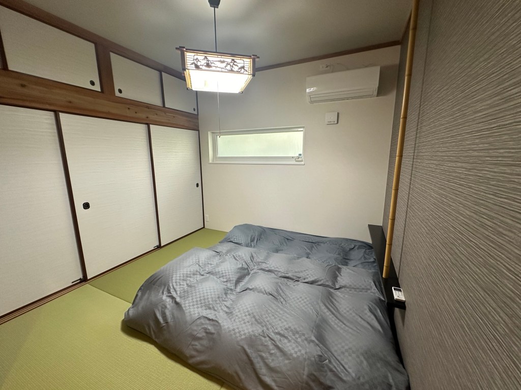 布団が敷いてある和室