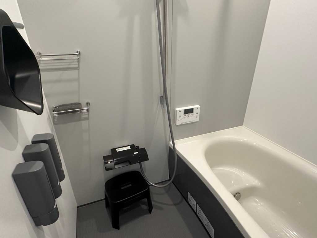 グレー系のモダンなお風呂場