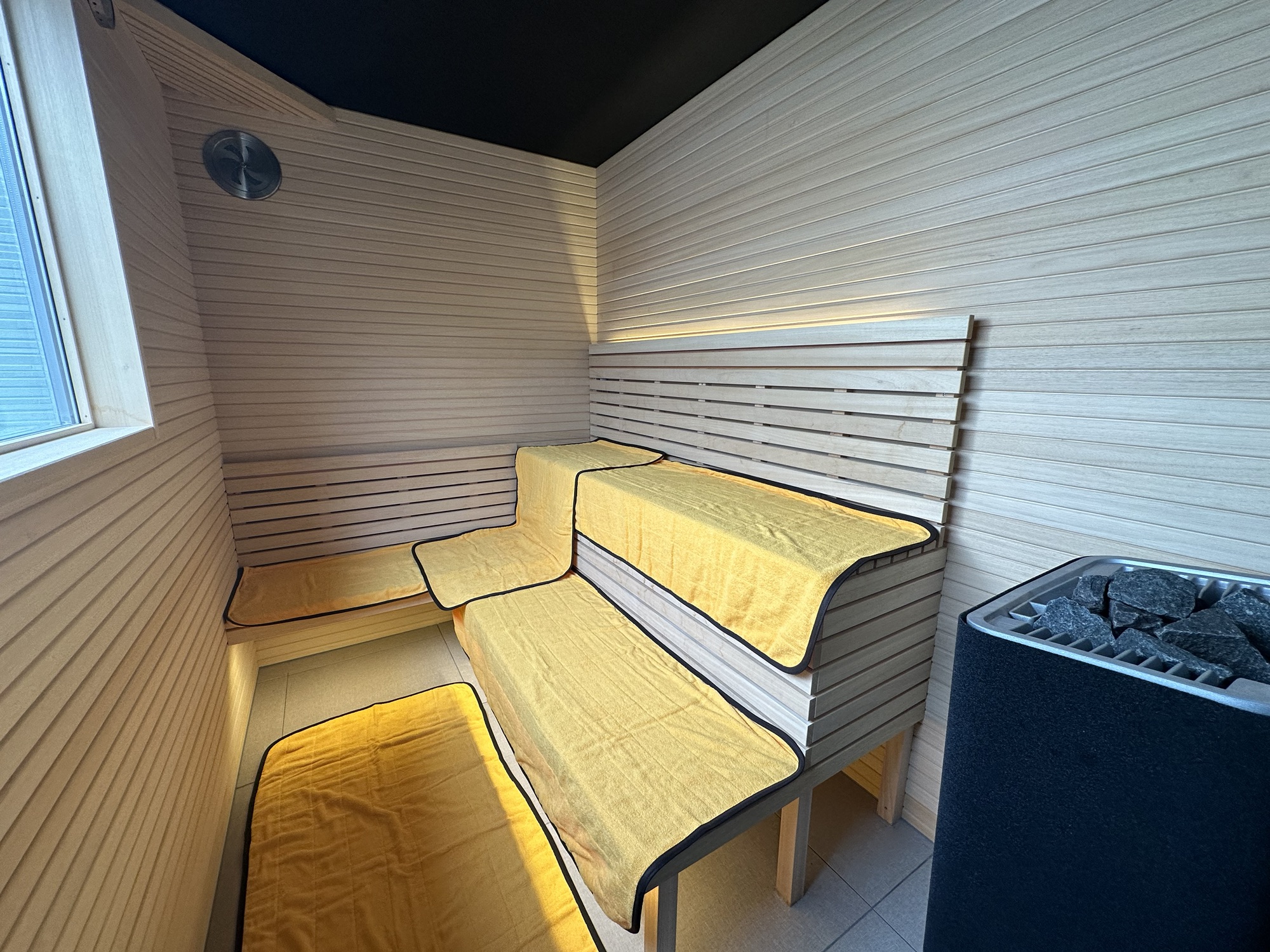 屋久島・栗生の「綯（NAU）」サウナ内部