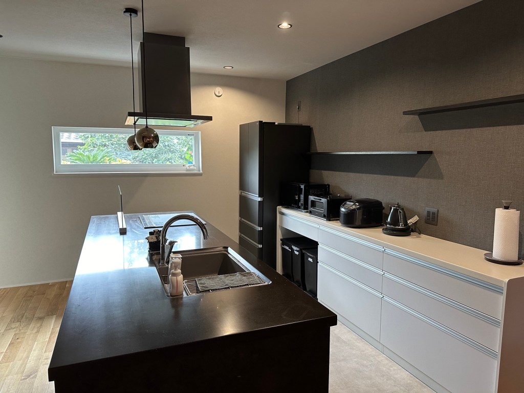 屋久島・栗生の一棟貸し切りゲストハウス「綯（NAU）」キッチン全景